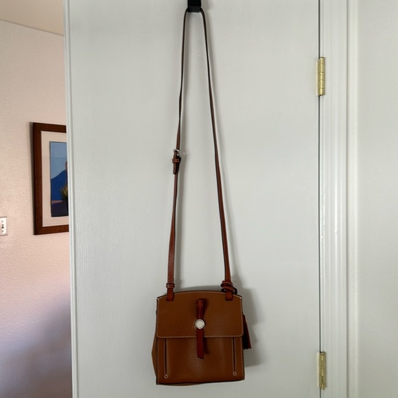 Dooney &Bourke crossbody bag. Great condition long strap that can shorten. - Picture 3 of 7